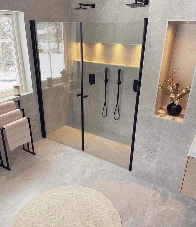 Création d'une douche italienne avec niche éclairée à Labenne